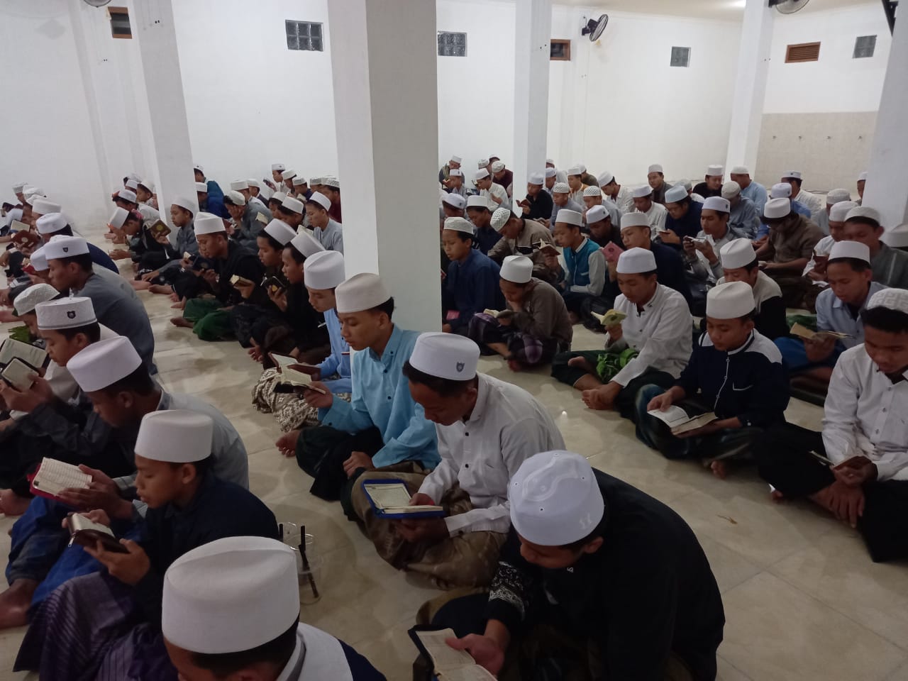 Doa Bersama dan Khataman Al-Qur’an Santri Putra