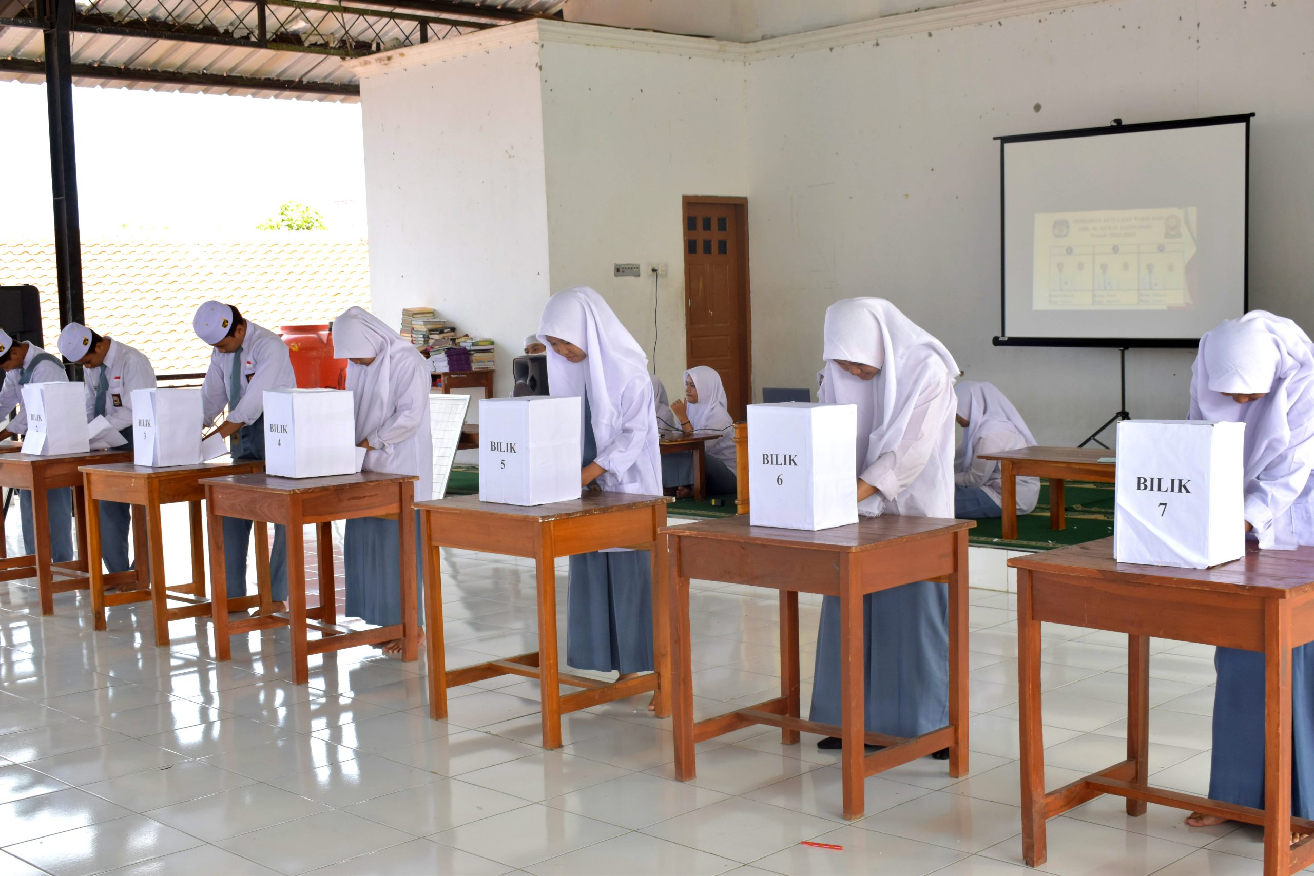 Suara Demokrasi : Pemilihan Ketua dan Wakil Ketua OSIS SMK Al-Qur'an Zaenuddin