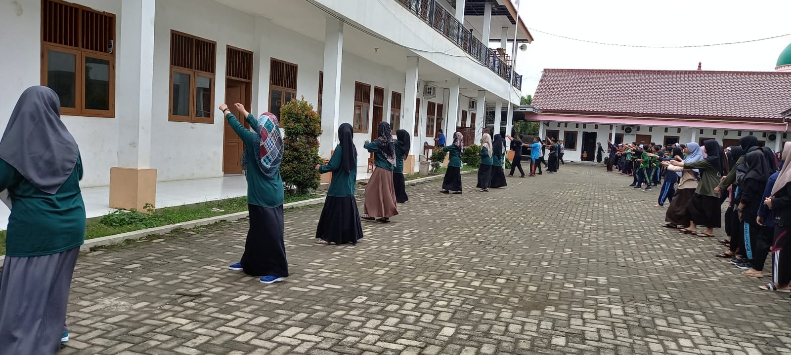 Kegiatan Jumat Sehat dan Bersih SMP Al-Qur'an Zaenuddin